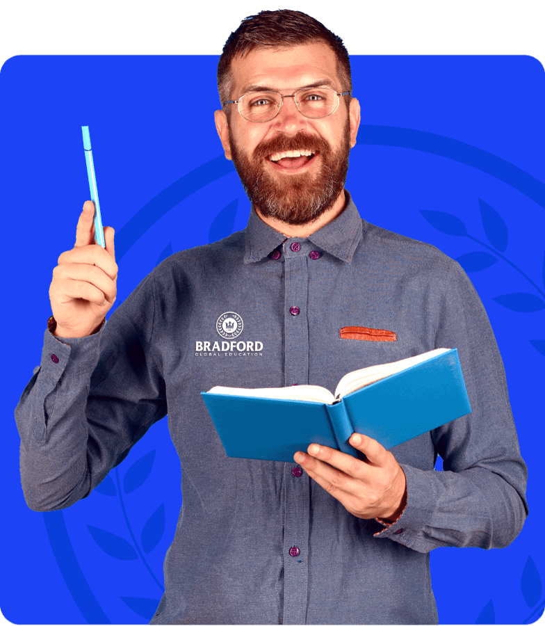 Hombre con gafas y barba, levantando un bolígrafo y sosteniendo un libro azul, con fondo azul y tema de educación global.