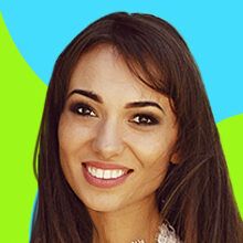 Mujer sonriendo con fondo colorido en Bradford, enfoque en educación internacional y oportunidades de aprendizaje en Bradford GE.